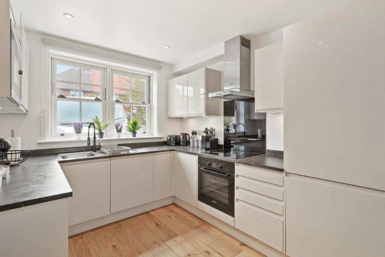 Lovely 4 Bed With Ensuite Free Wifi Off Street Parking In Sutton Morden  ภายนอก รูปภาพ