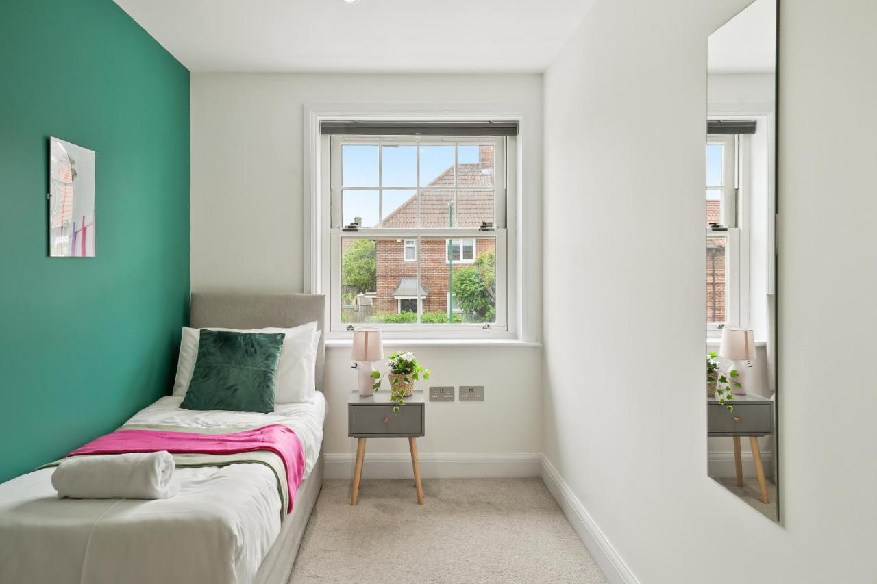 Lovely 4 Bed With Ensuite Free Wifi Off Street Parking In Sutton Morden  ภายนอก รูปภาพ
