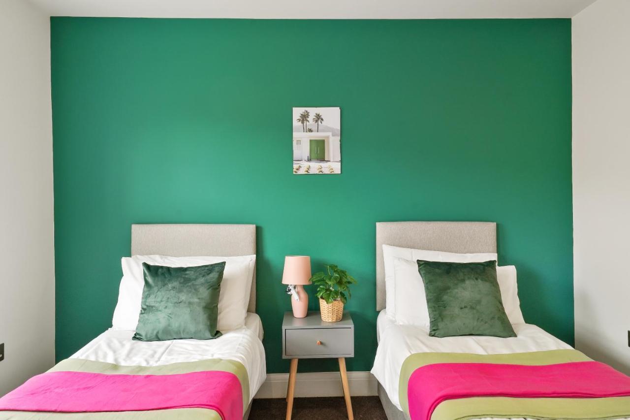 Lovely 4 Bed With Ensuite Free Wifi Off Street Parking In Sutton Morden  ภายนอก รูปภาพ
